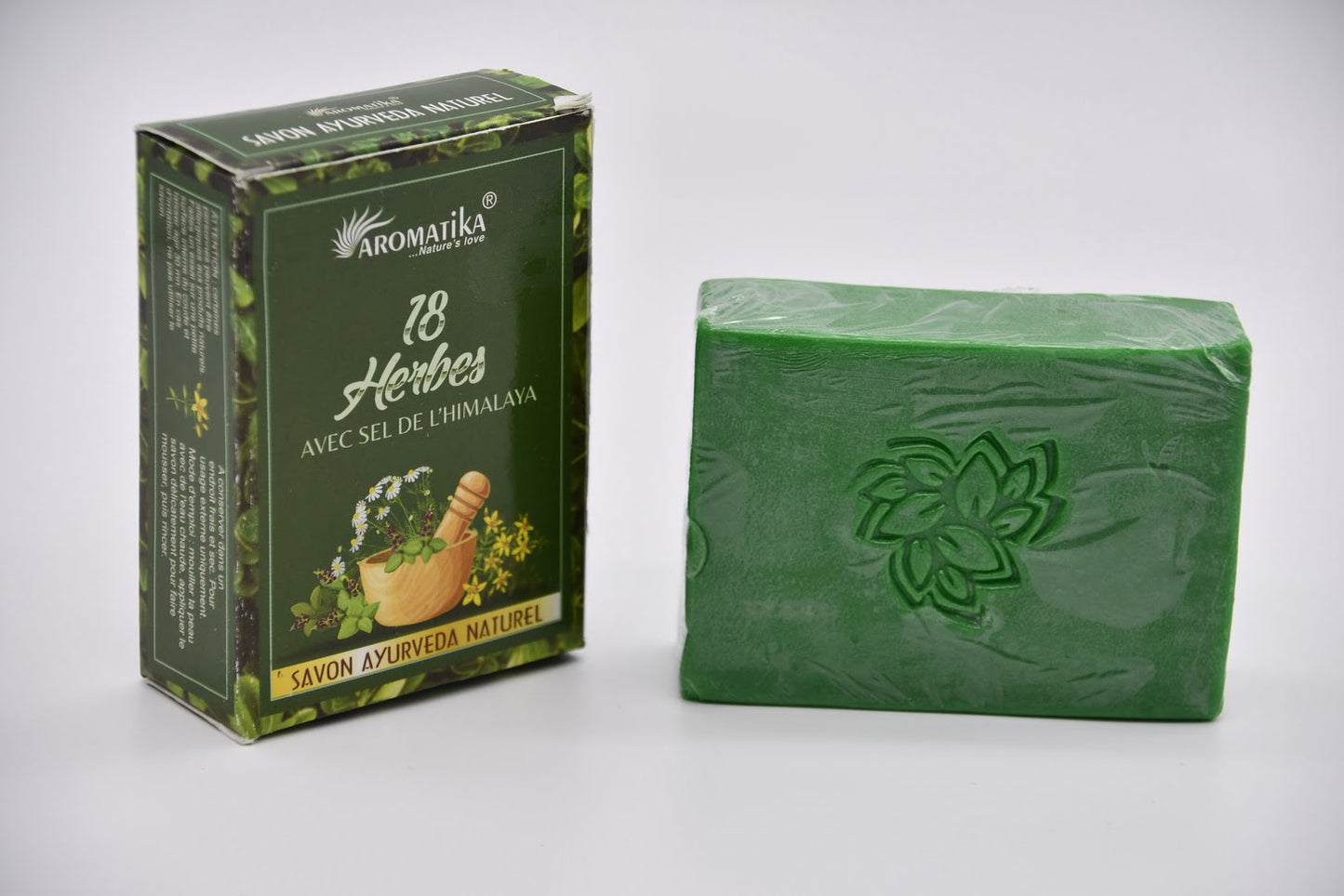 savon ayurveda 18 herbes avec sel de l'Himalaya à cÎté son emballage